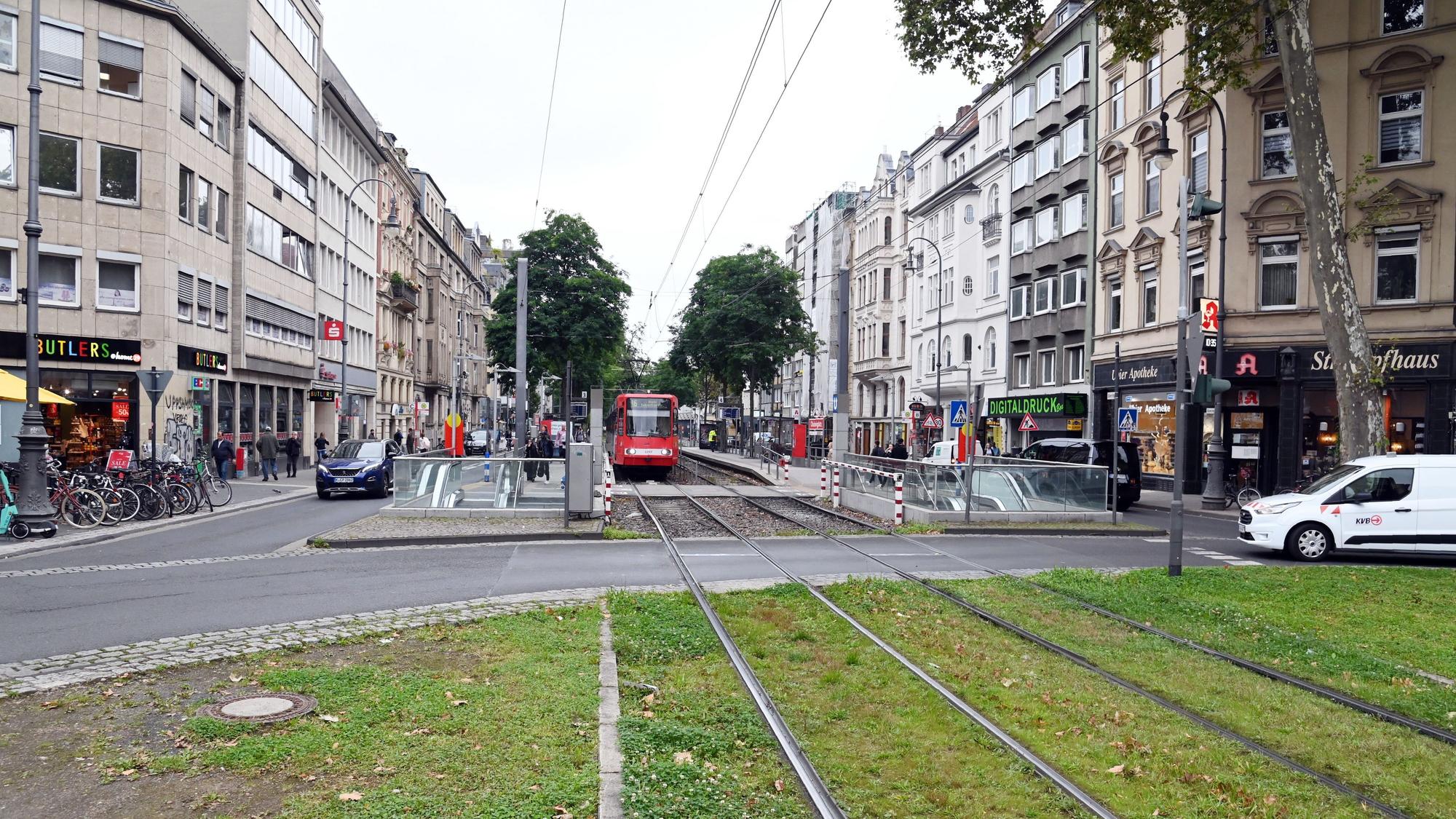 KVB-Bahn fährt am Kölner Chlodwigplatz ab.