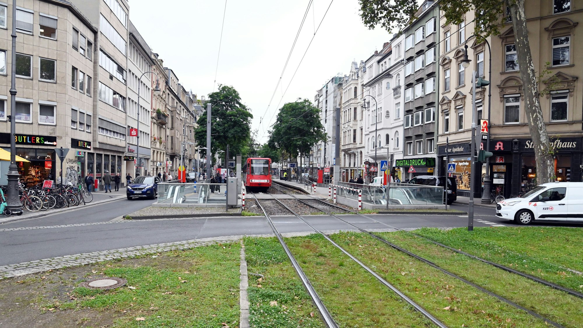 KVB-Bahn fährt am Kölner Chlodwigplatz ab.