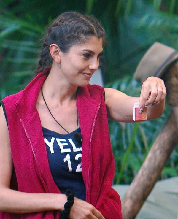 Yeliz Koc hat ein delikates Utensil in den Dschungel geschmuggelt.