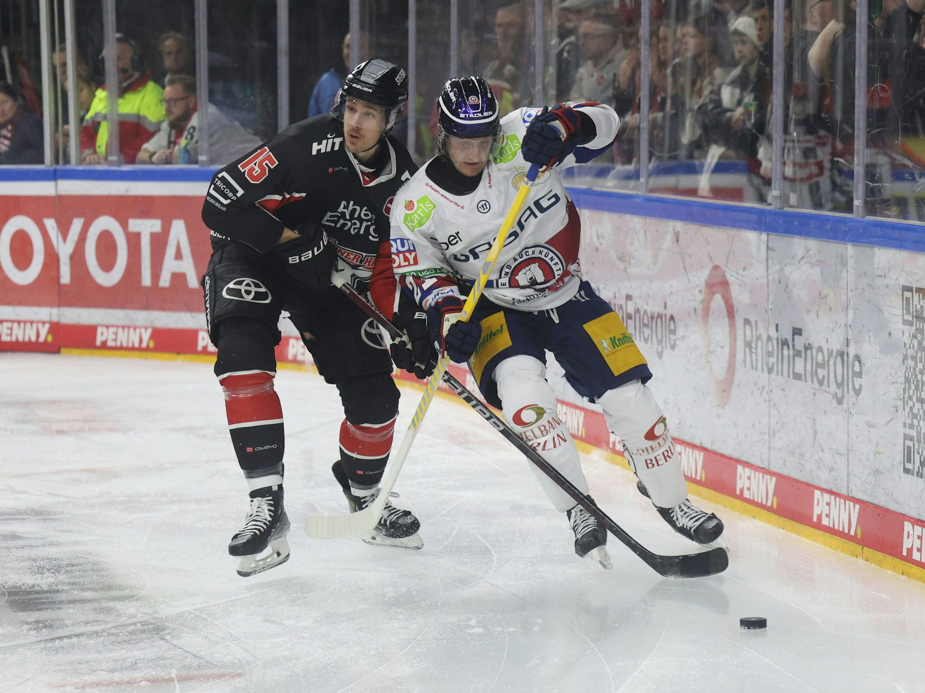 Berlin-Profi Manuel Wiederer (r.) am 7. Januar 2025 im Zweikampf mit Kölns Louis-Marc Aubry.