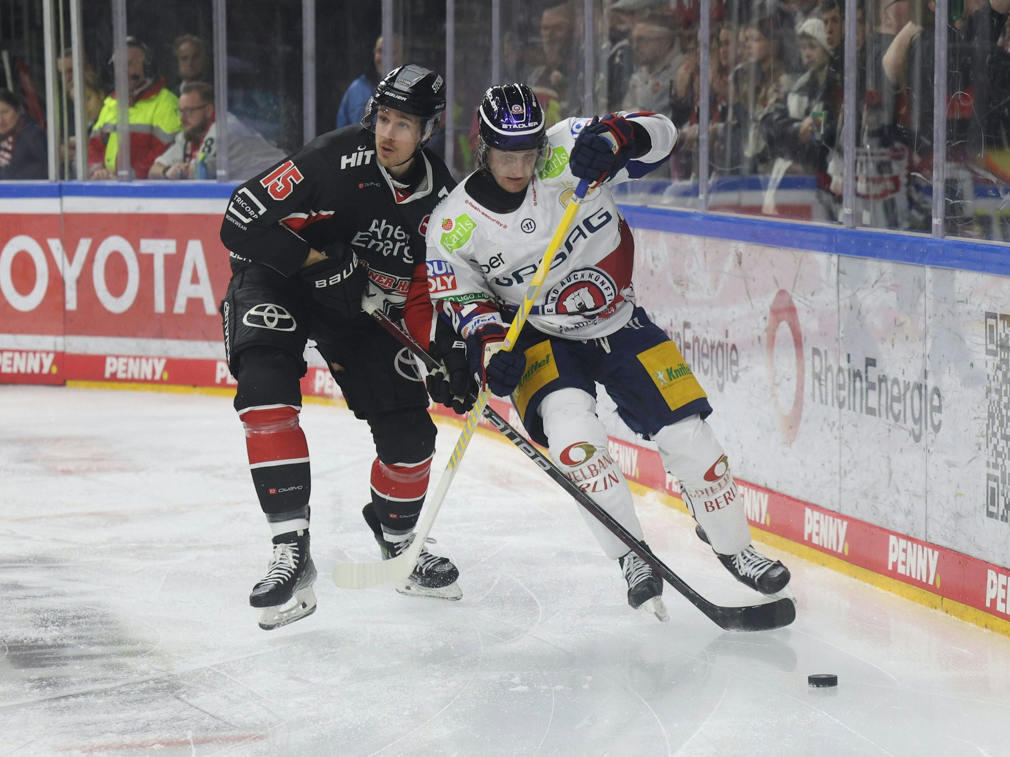 Berlin-Profi Manuel Wiederer (r.) am 7. Januar 2025 im Zweikampf mit Kölns Louis-Marc Aubry.