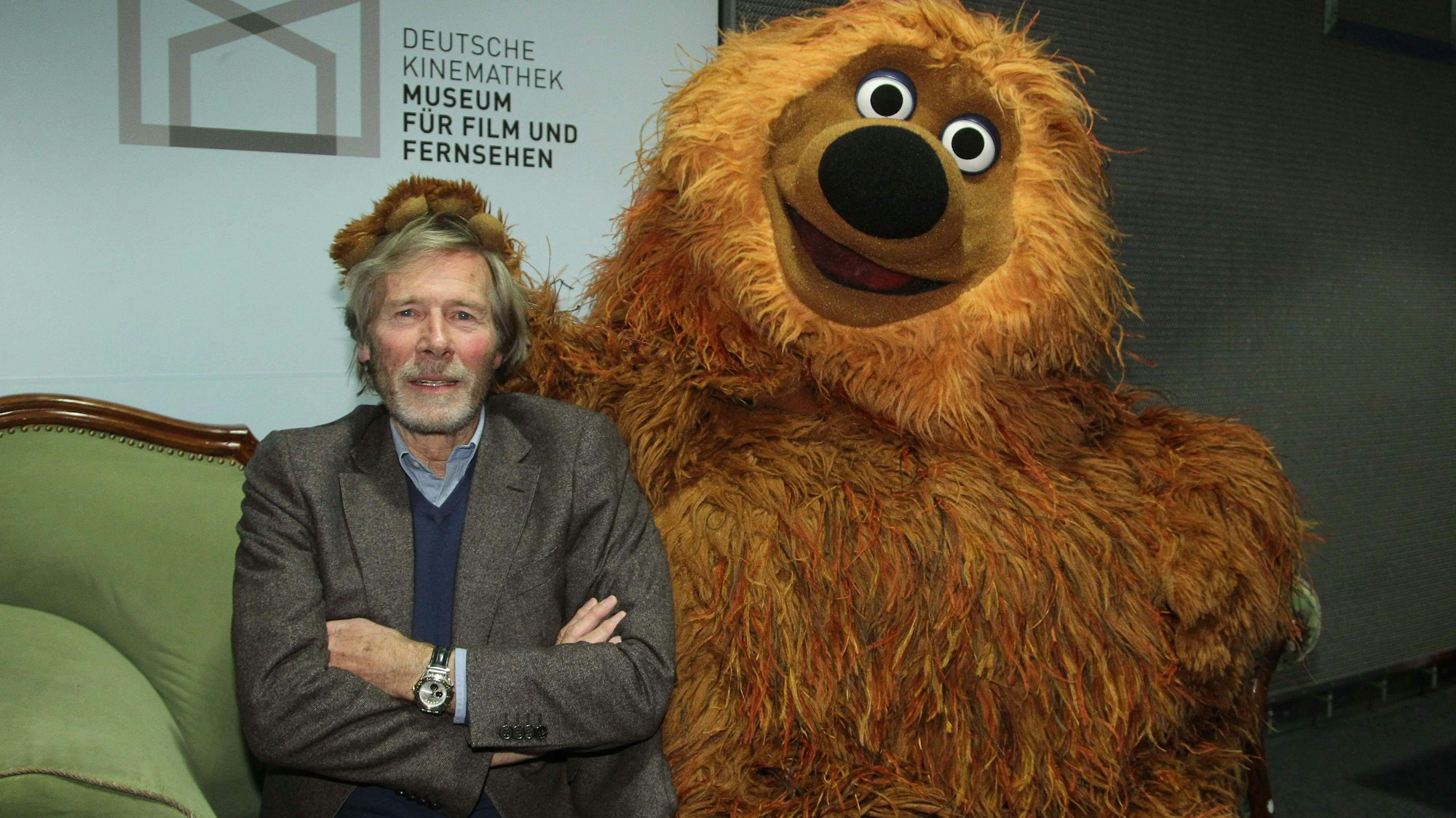 Schauspieler Horst Janson (hier 2012 mit Samson aus der „Sesamstrasse“ im Filmmuseum am Potsdamer Platz in Berlin) ist gestorben.