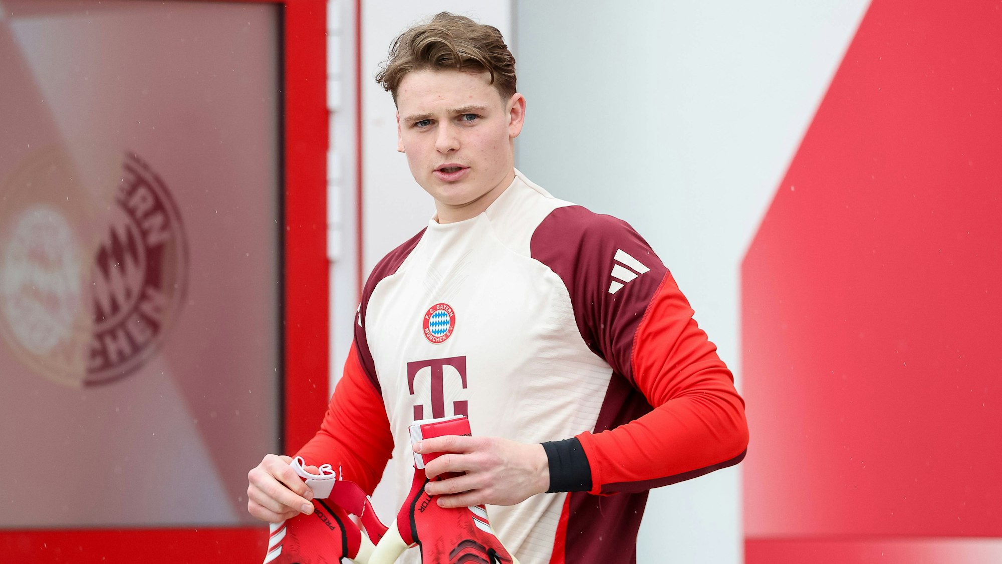 Jonas Urbig geht beim FC Bayern München auf den Trainingsplatz.