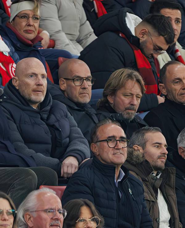 Hans-Joachim Watzke, Lars Ricken, Matthias Sammer, Carsten Cramer und Sven Mislintat beim Spiel des BVB in Mainz auf der Tribüne.