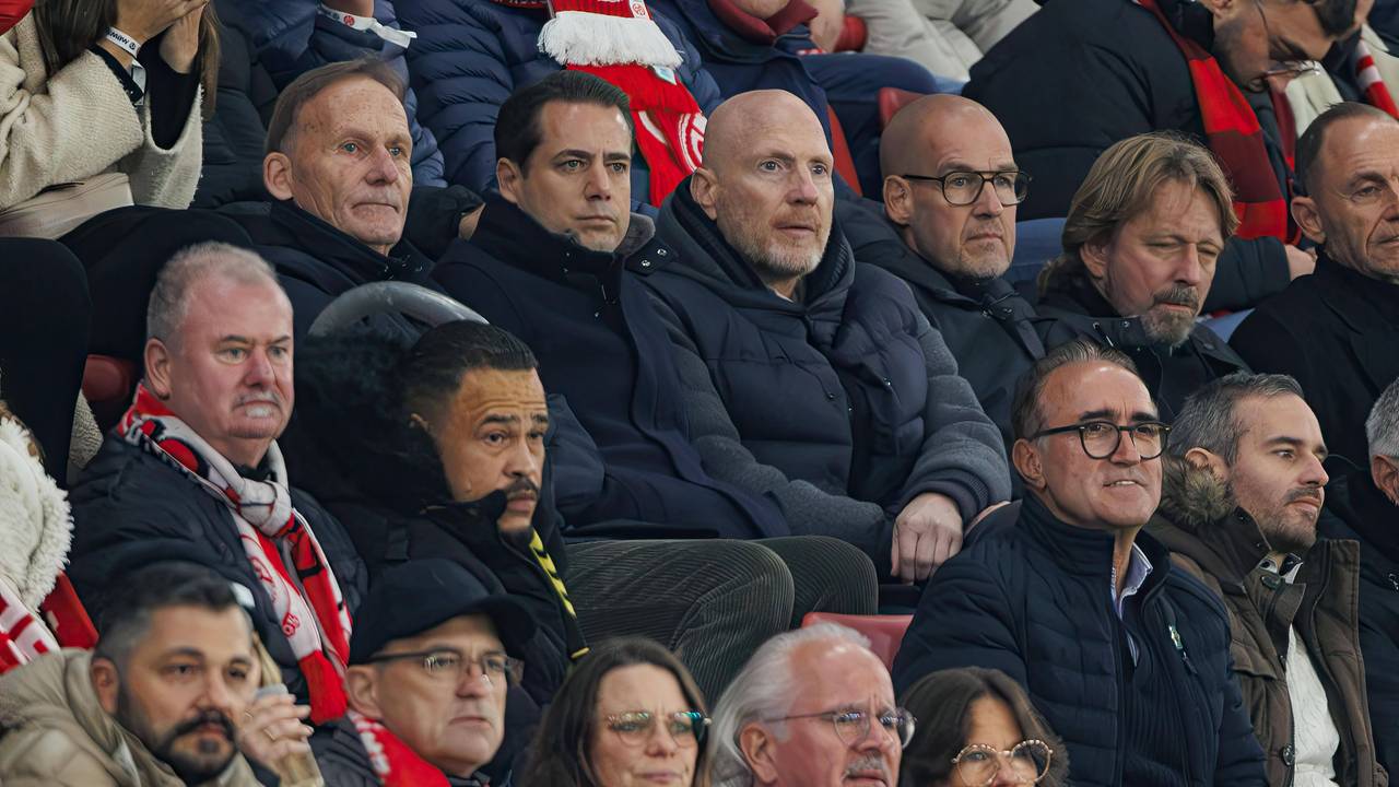 Hans-Joachim Watzke, Lars Ricken, Matthias Sammer, Carsten Cramer und Sven Mislintat beim Spiel des BVB in Mainz auf der Tribüne.