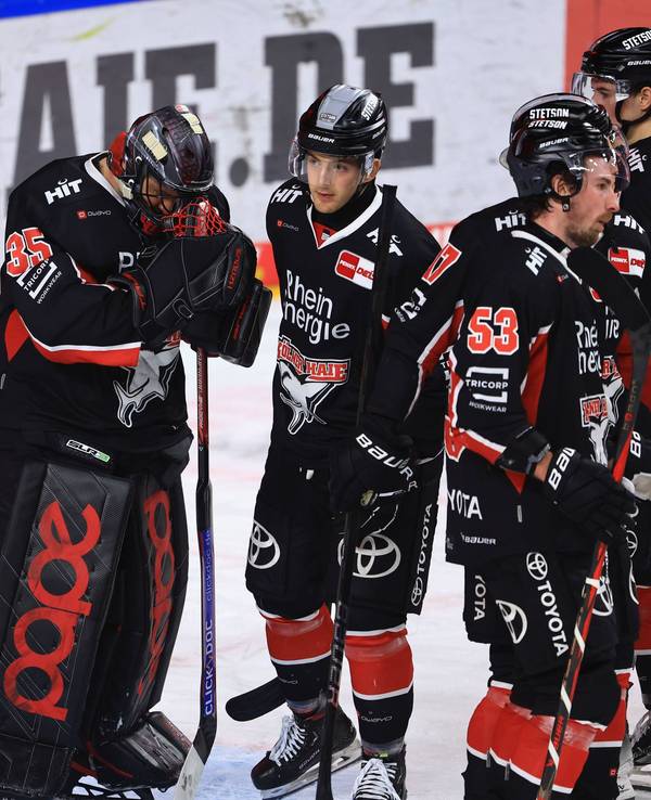 Die Spieler der Kölner Haie sind nach einem Gegentor enttäuscht.