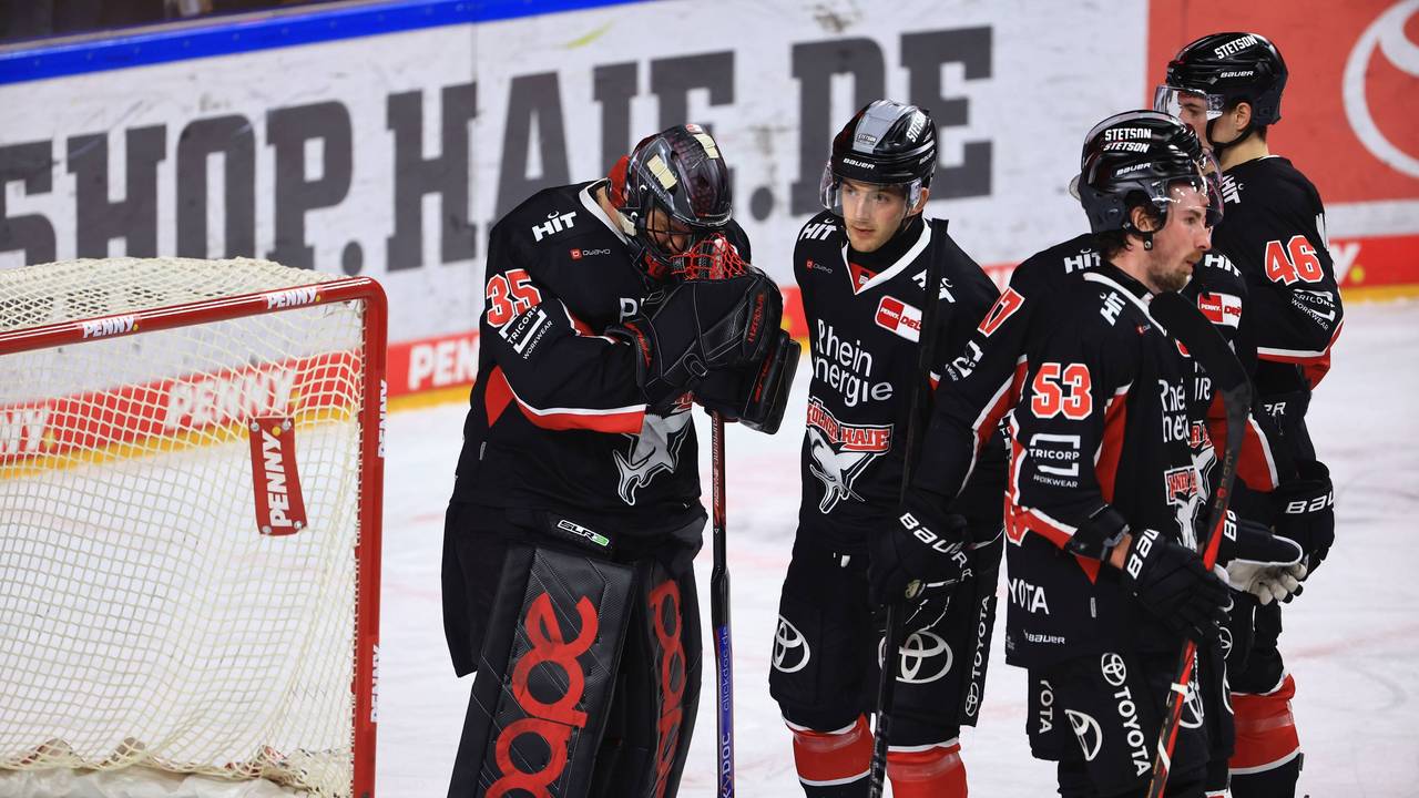 Die Spieler der Kölner Haie sind nach einem Gegentor enttäuscht.