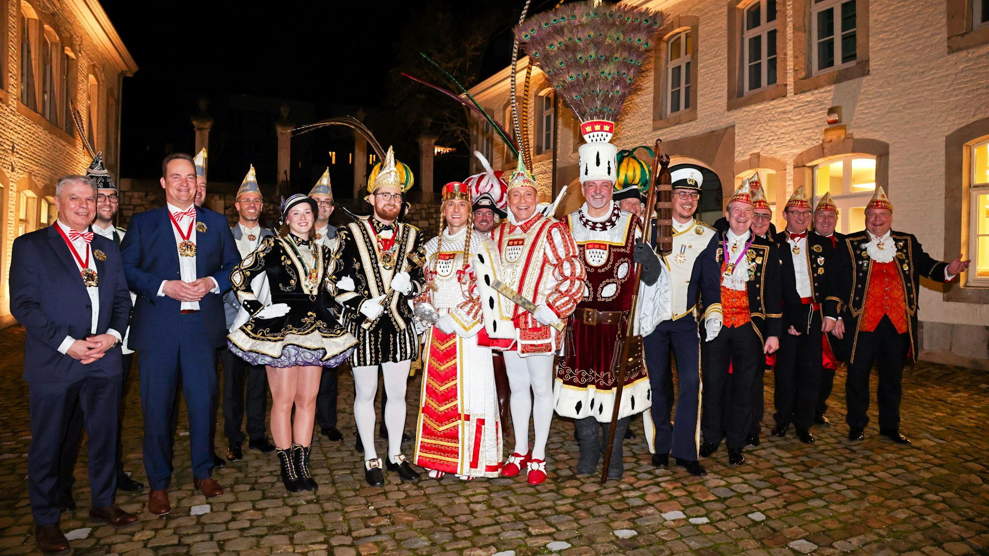 Dreigestirn mit Begleitung und den Gastgebern in Eupen.