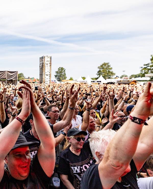 Zuschauerinnen und Zuschauer in der Menge beim Wacken Open Air 2024.