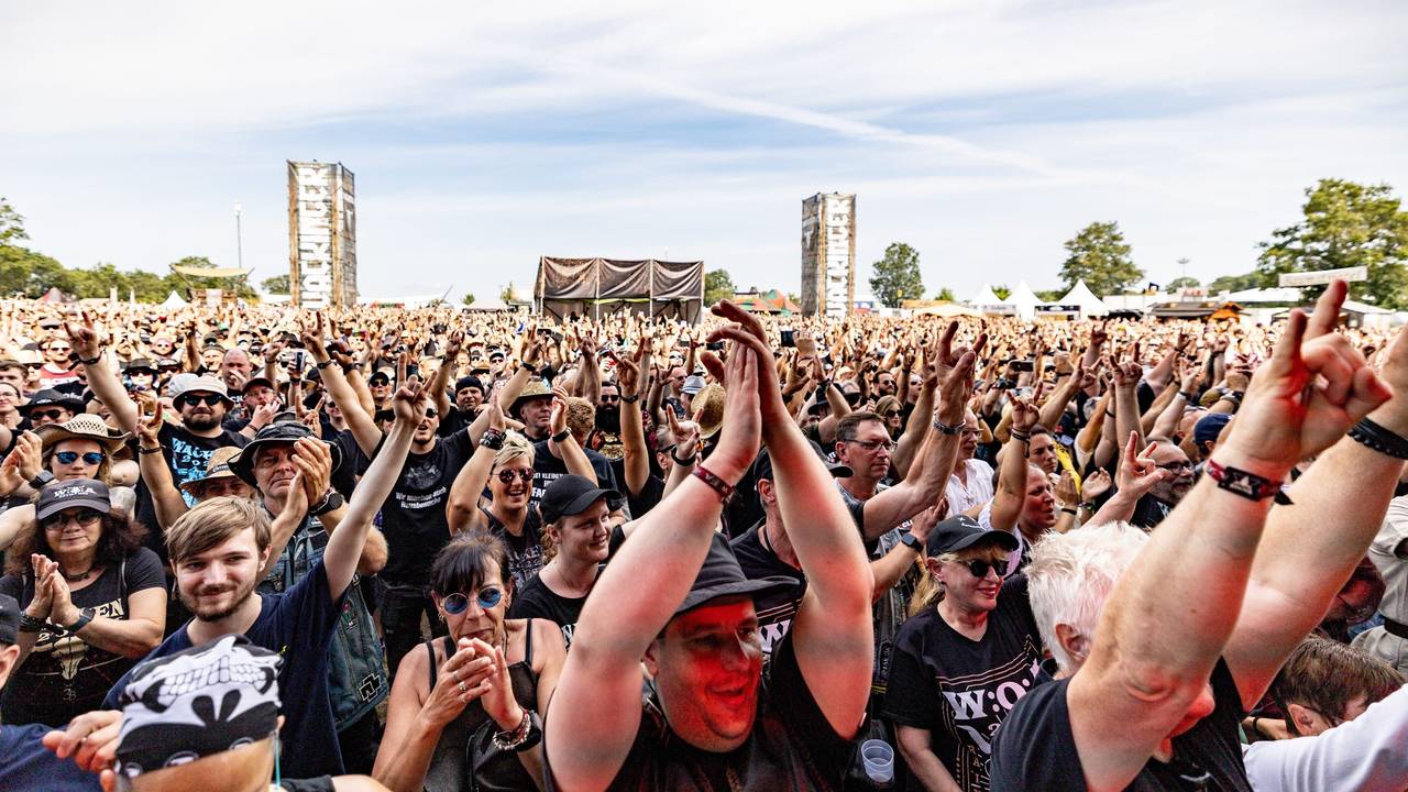 Zuschauerinnen und Zuschauer in der Menge beim Wacken Open Air 2024.