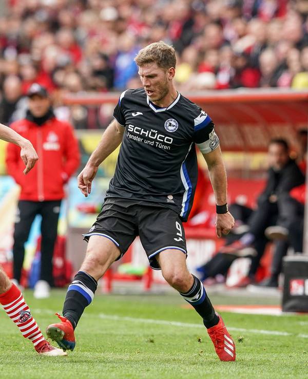 Fabian Klos, hier für Arminia Bielefeld am 9. März 2019 gegen Jonas Hector und den 1. FC Köln im Einsatz.