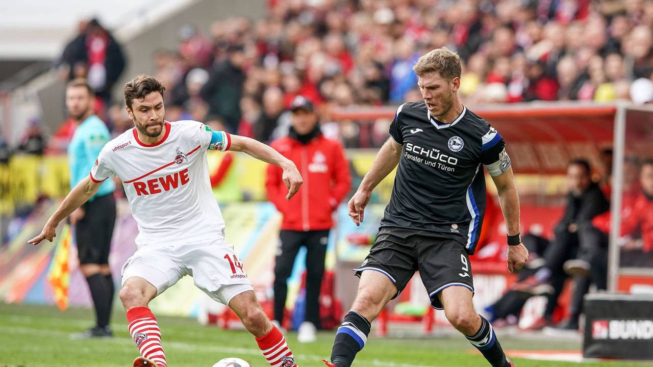 Fabian Klos, hier für Arminia Bielefeld am 9. März 2019 gegen Jonas Hector und den 1. FC Köln im Einsatz.