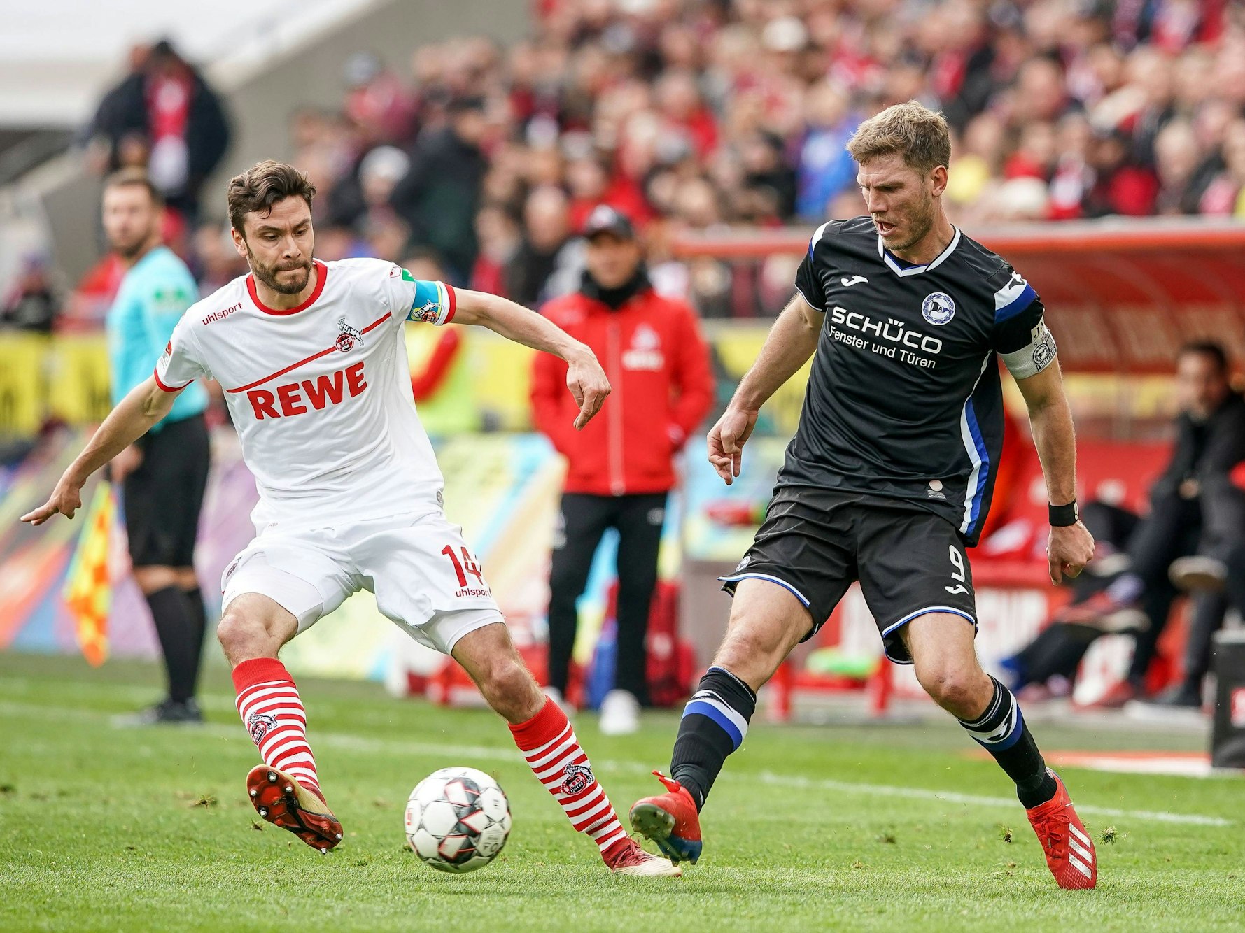 Fabian Klos, hier für Arminia Bielefeld am 9. März 2019 gegen Jonas Hector und den 1. FC Köln im Einsatz.