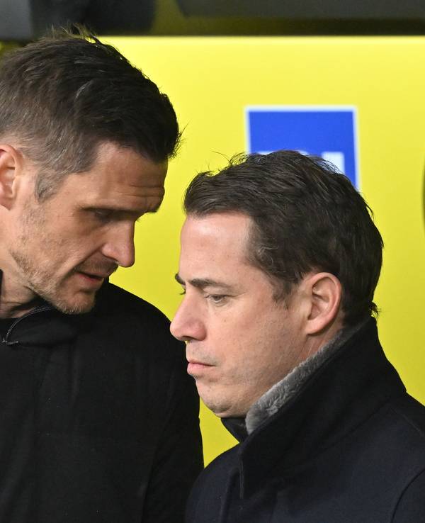 Sebastian Kehl und Lars Ricken am 10. Januar 2025 bei einem Spiel von Borussia Dortmund.