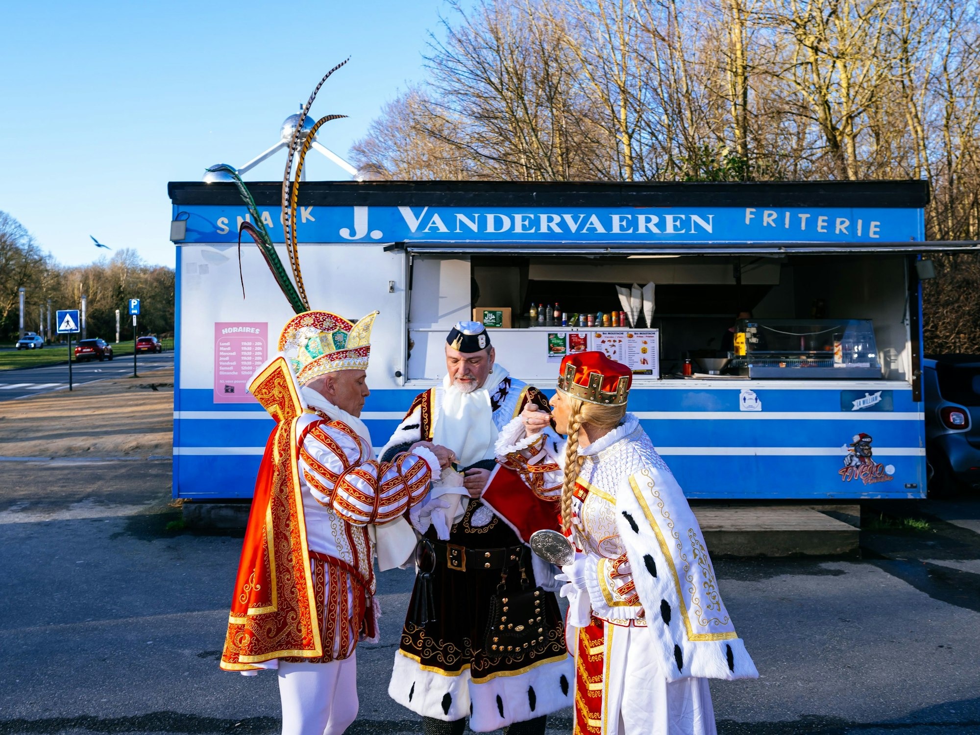 Dreigestirn isst Pommes in Belgien.