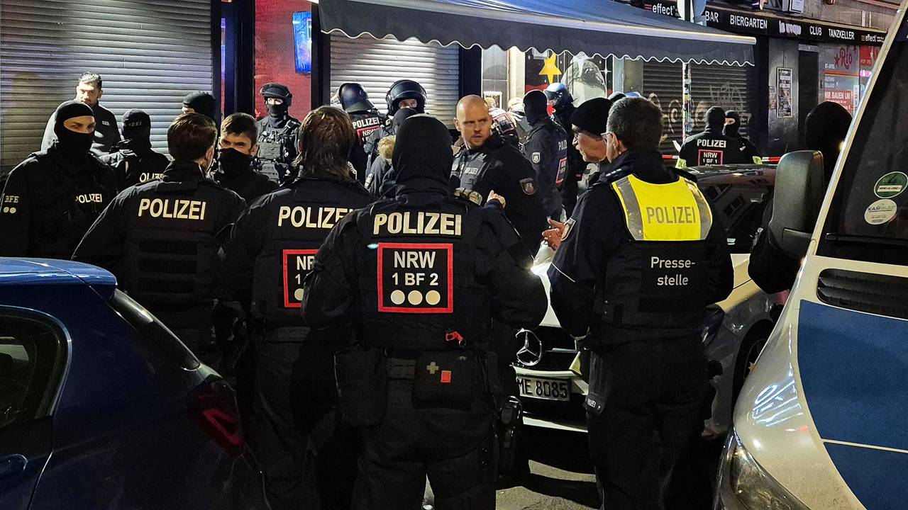 Einsatzkräfte der Polizei stehen vor einer Shisha-Bar.