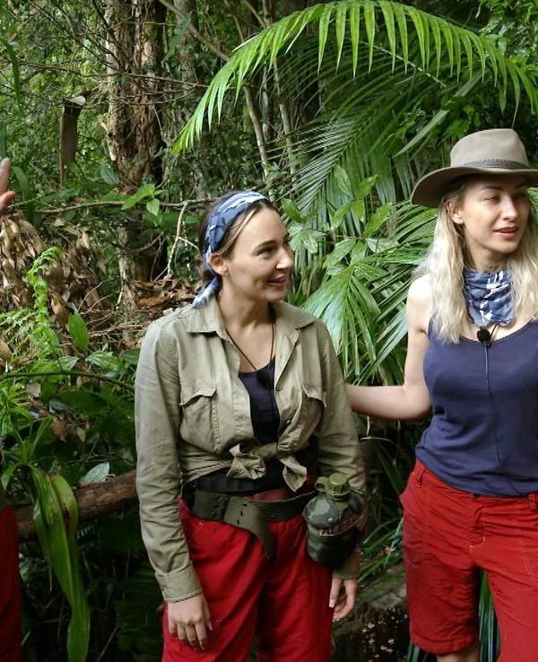 Alessia Herren (2.v.l.) und Sam Dylan (l.) mussten zur gemeinsamen Dschungelprüfung „KFZ-Würgstatt“ antreten. Hier sind die beiden mit Anna-Carina Woitschack und Maurice Dziwak zu sehen.