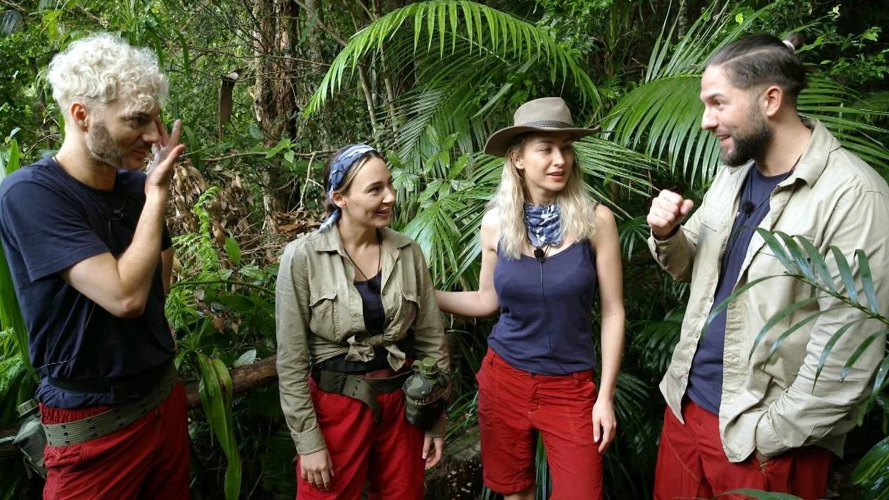Alessia Herren (2.v.l.) und Sam Dylan (l.) mussten zur gemeinsamen Dschungelprüfung „KFZ-Würgstatt“ antreten. Hier sind die beiden mit Anna-Carina Woitschack und Maurice Dziwak zu sehen.