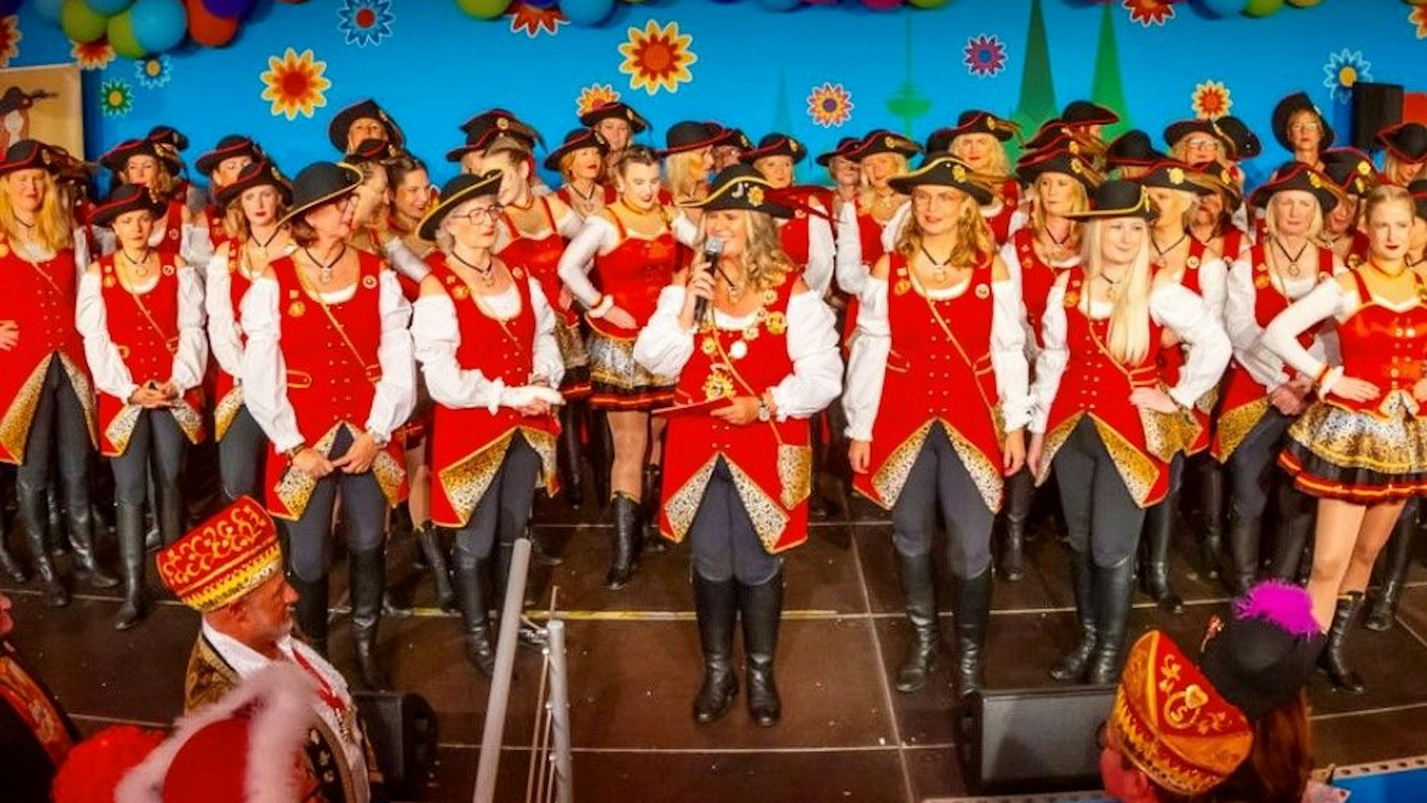 Schmuckstückchen singen mit dem Chor auf der Bühne.