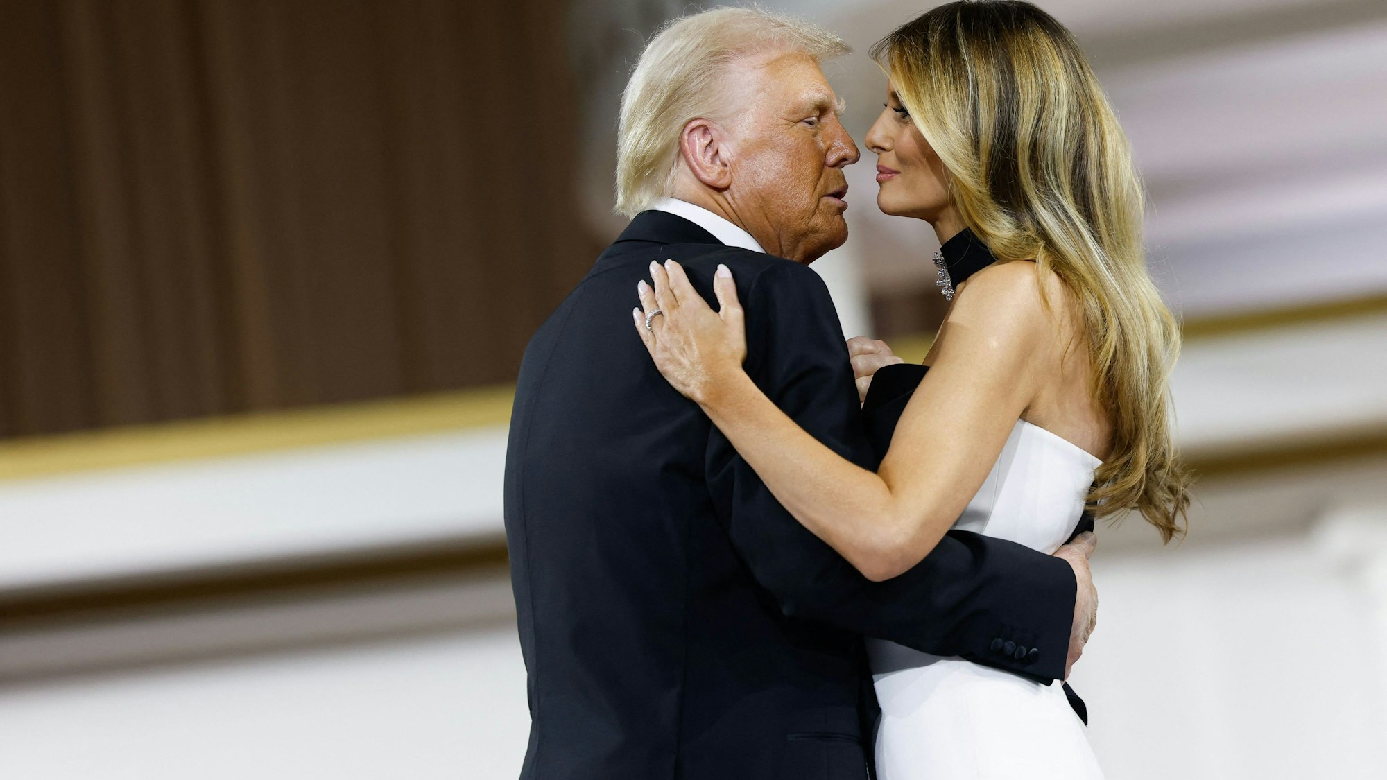 Die First Lady Melania Trump (hier bei einem Tanz mit ihrem Mann, dem US-Präsidenten Donald Trump, beim Commander-in-Chief Ball am 20. Januar): Jetzt wurde ihr offizielles Porträt veröffentlicht.