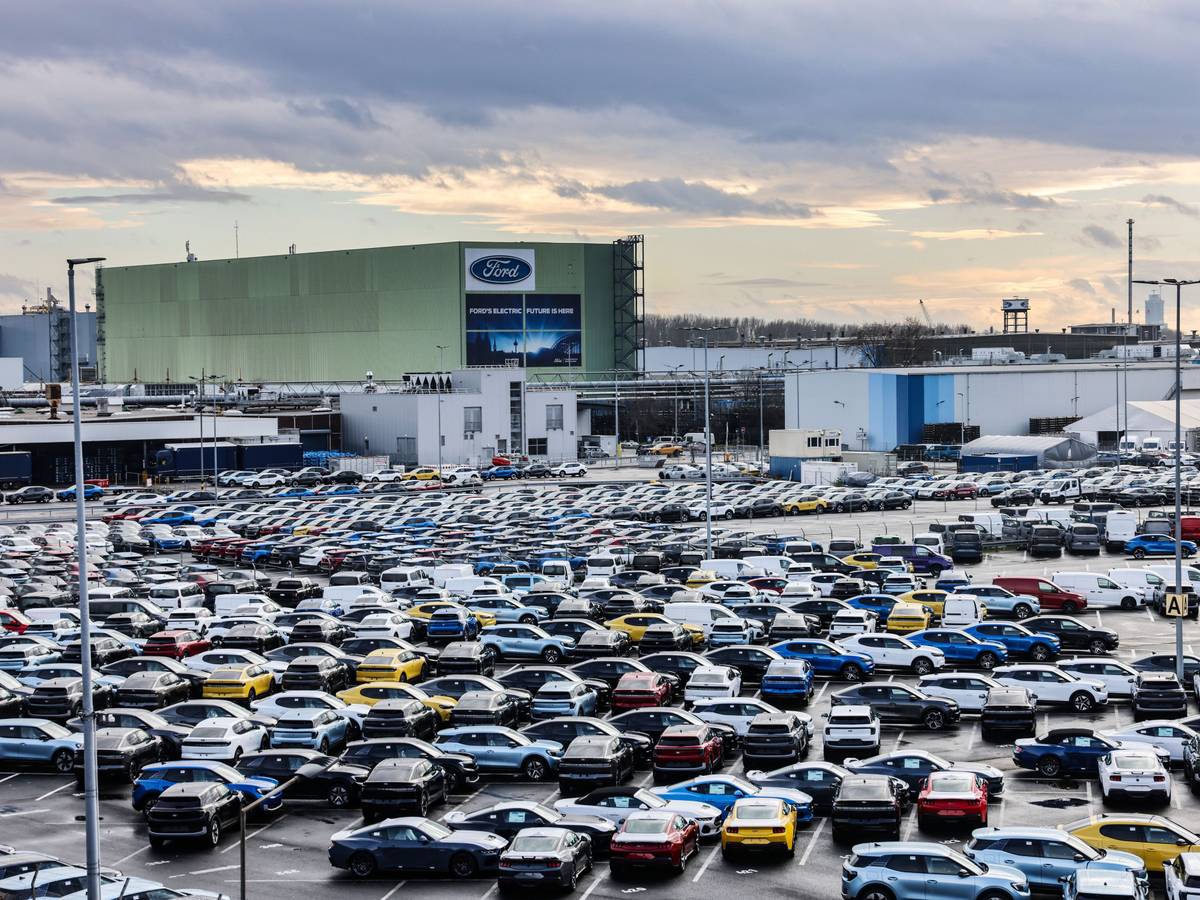 Neuwagen stehen vor dem Ford Verkauf einem Parkplatz.