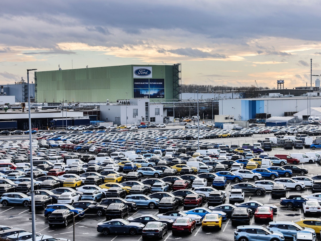 Neuwagen stehen vor dem Ford Verkauf einem Parkplatz.
