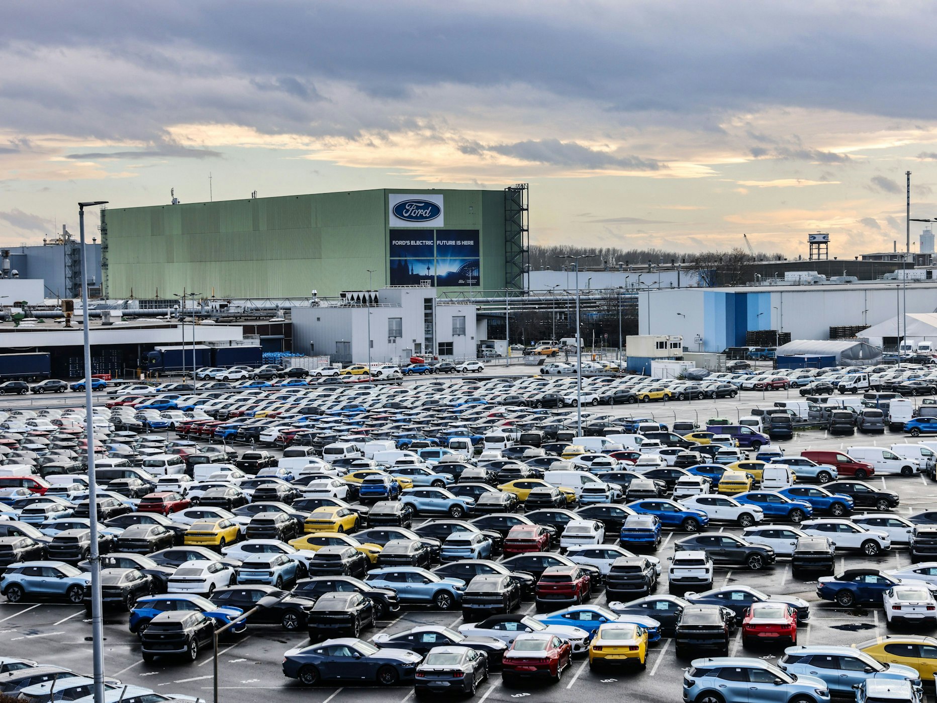 Neuwagen stehen vor dem Ford Verkauf einem Parkplatz.