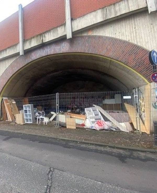 Spuren eines Feuers an einem Bahnbogen.