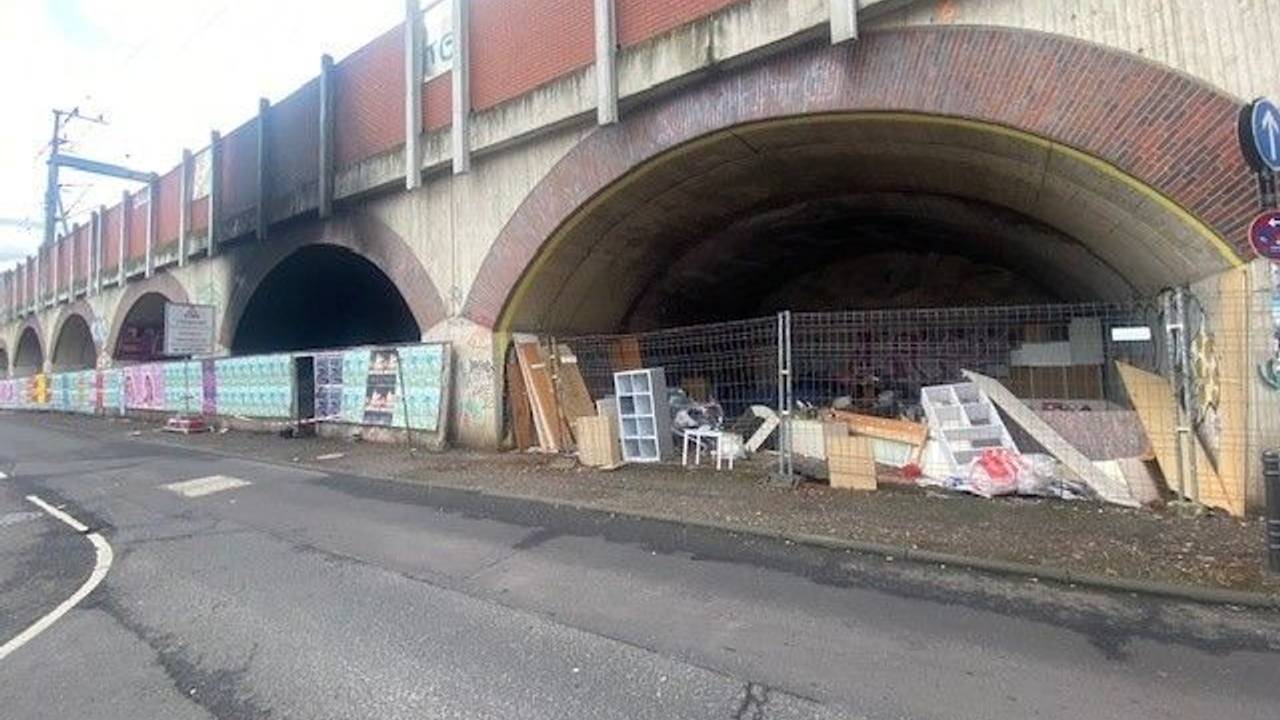 Spuren eines Feuers an einem Bahnbogen.