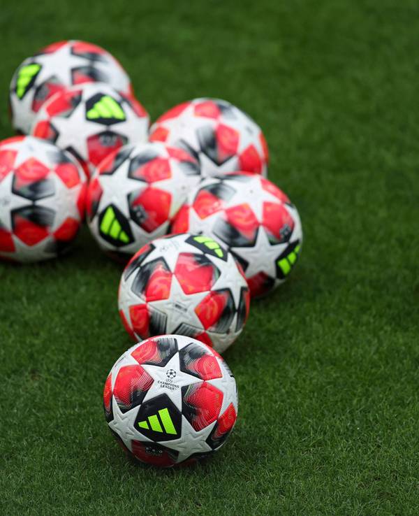 Champions-League-Bälle liegen auf dem Rasen.
