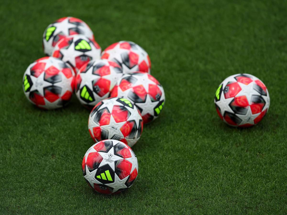 Champions-League-Bälle liegen auf dem Rasen.