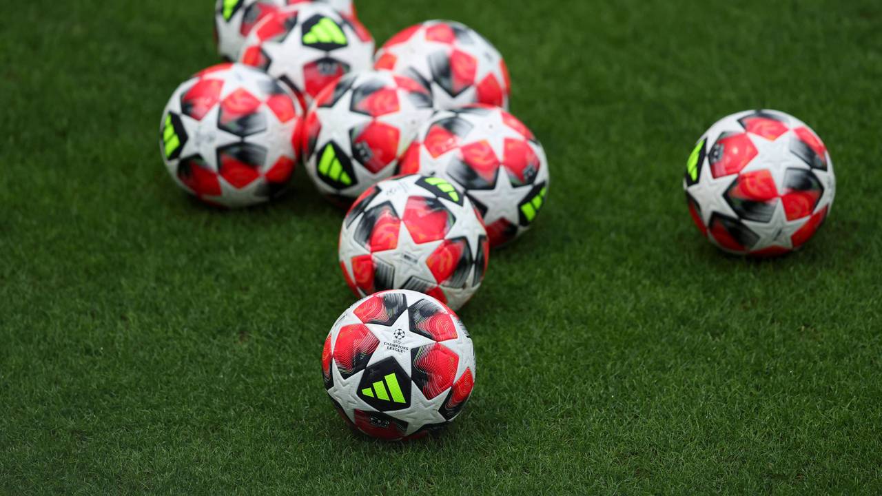 Champions-League-Bälle liegen auf dem Rasen.