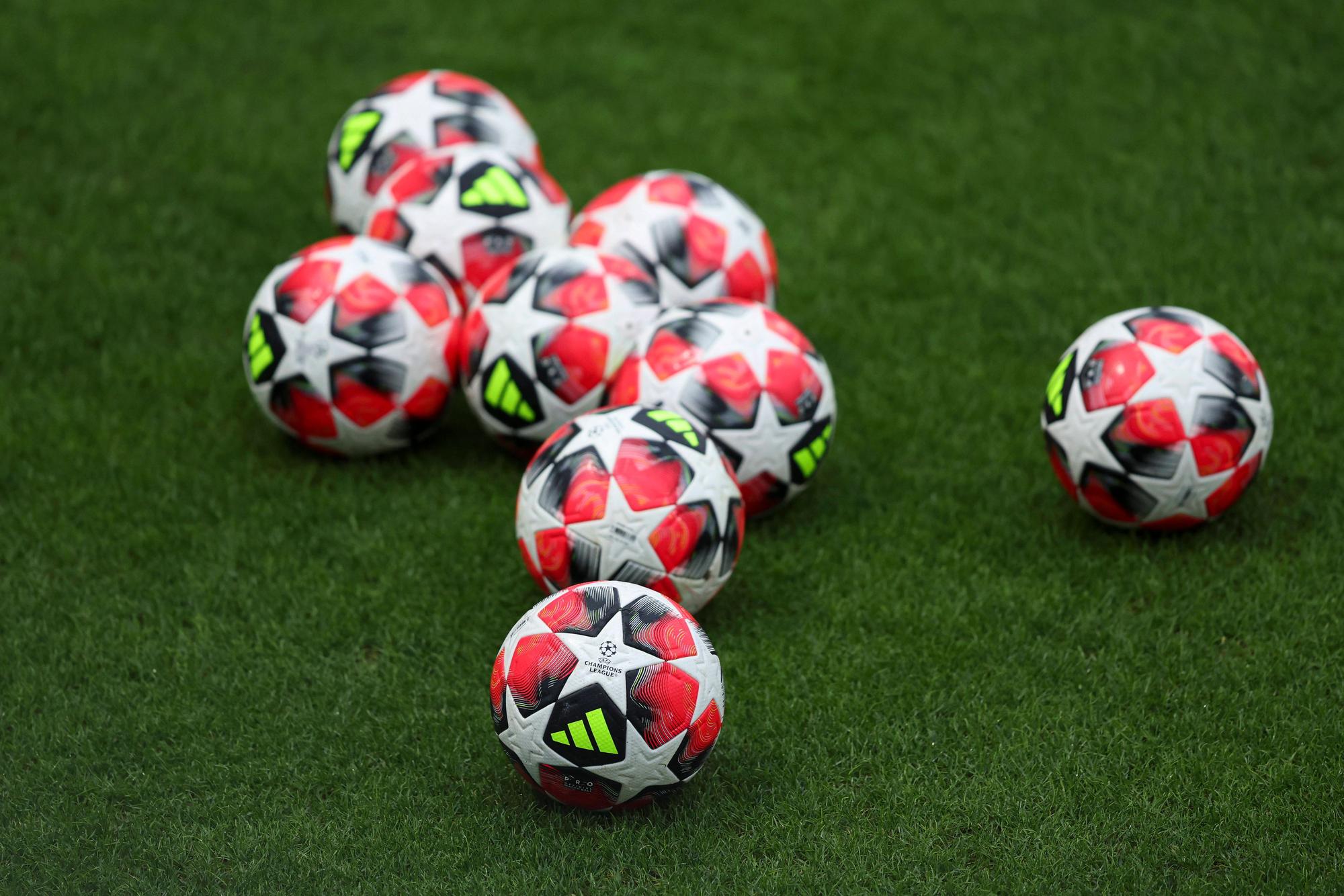 Champions-League-Bälle liegen auf dem Rasen.