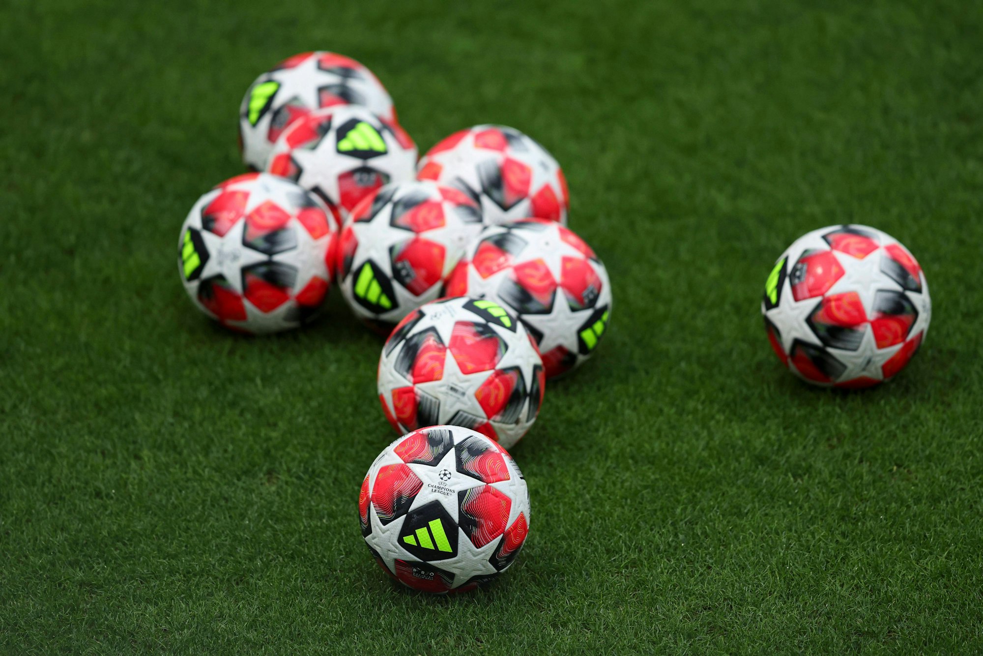 Champions-League-Bälle liegen auf dem Rasen.