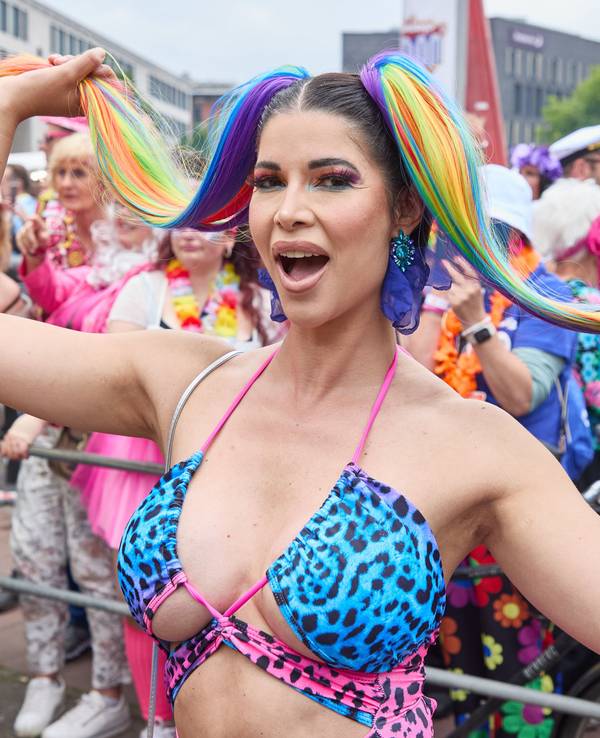 Micaela Schäfer, Erotikmodel und Moderatorin, steht auf dem Heiligengeistfeld. Der 26. Hamburger Schlagermove zog durch St. Pauli. Es wurden wieder Hunderttausende Feiernde erwartet. +++ dpa-Bildfunk +++