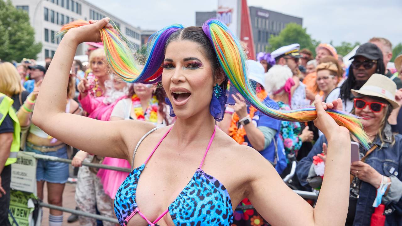 Micaela Schäfer, Erotikmodel und Moderatorin, steht auf dem Heiligengeistfeld. Der 26. Hamburger Schlagermove zog durch St. Pauli. Es wurden wieder Hunderttausende Feiernde erwartet. +++ dpa-Bildfunk +++