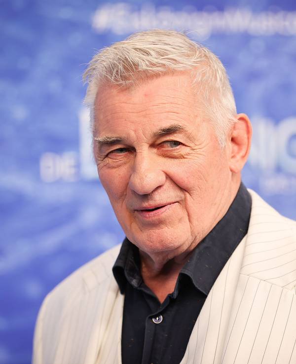 Heinz Hoenig, Schauspieler, kommt zur Deutschlandpremiere des Disney-Musicals "Die Eiskönigin“ auf dem Blauen Teppich im Stage Theater an der Elbe.