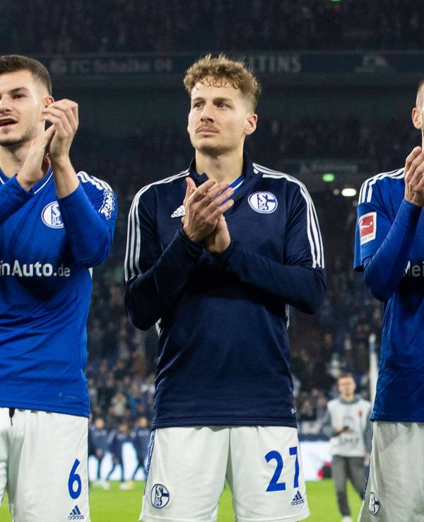 Tom Krauß, Cedric Brunner, Dominick Drexler und Sebastian Polter applaudieren den Fans.
