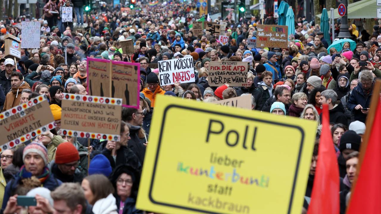 Große Menschenmenge demonstriert in Köln für die Demokratie und gegen die AfD.