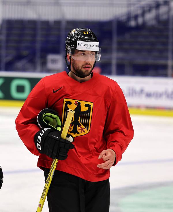 Moritz Müller (und Tobias Eder im Training der deutschen Eishockey-Nationalmannschaft.