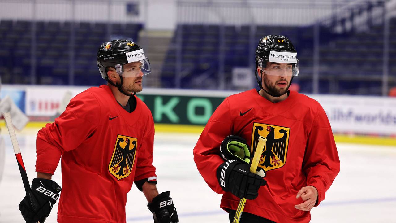 Moritz Müller (und Tobias Eder im Training der deutschen Eishockey-Nationalmannschaft.