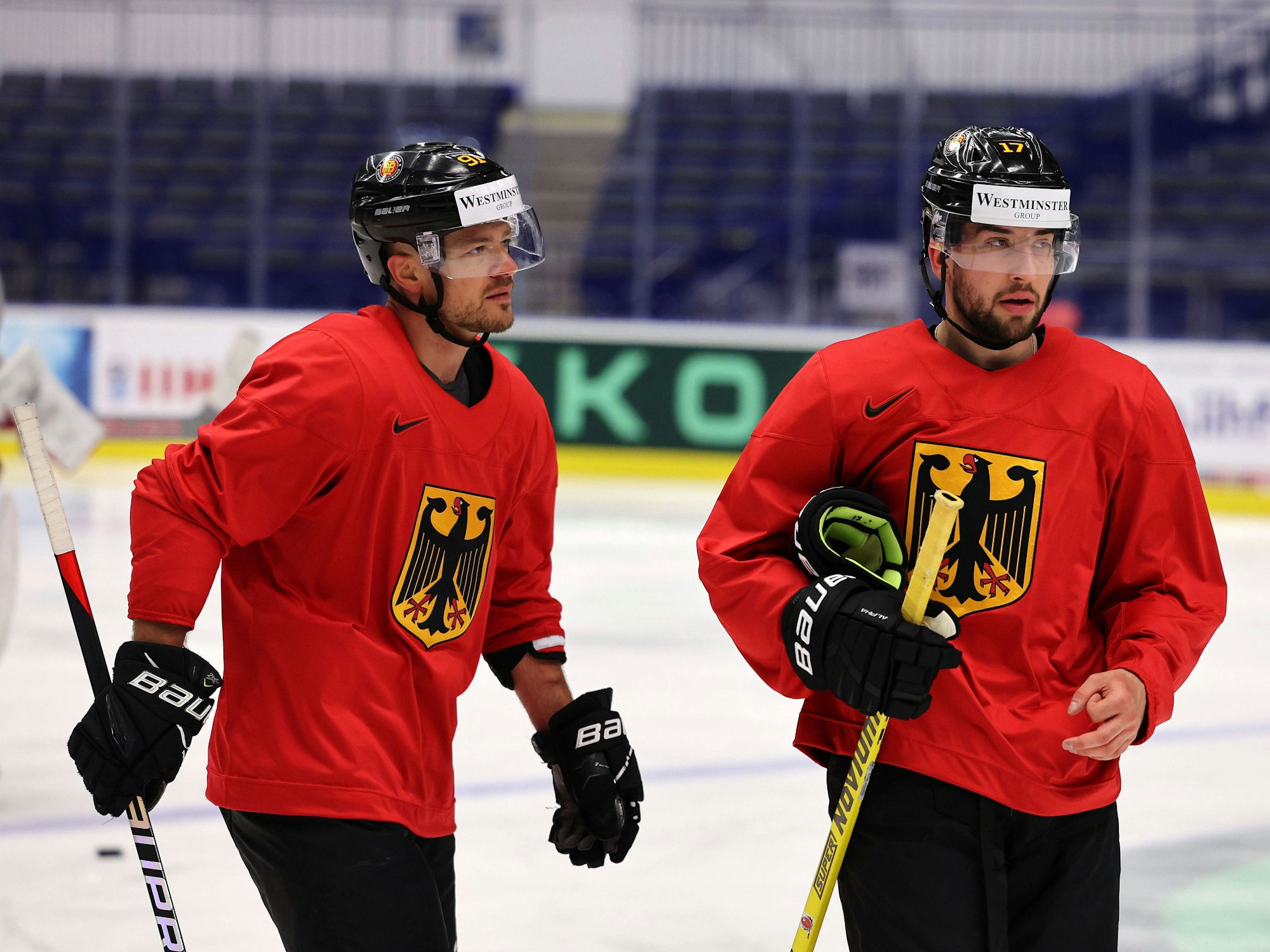 Moritz Müller (und Tobias Eder im Training der deutschen Eishockey-Nationalmannschaft.