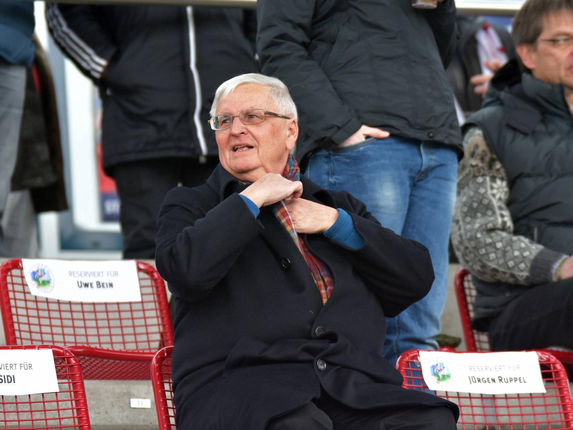 Theo Zwanziger sitzt auf der Tribüne eines Stadions.