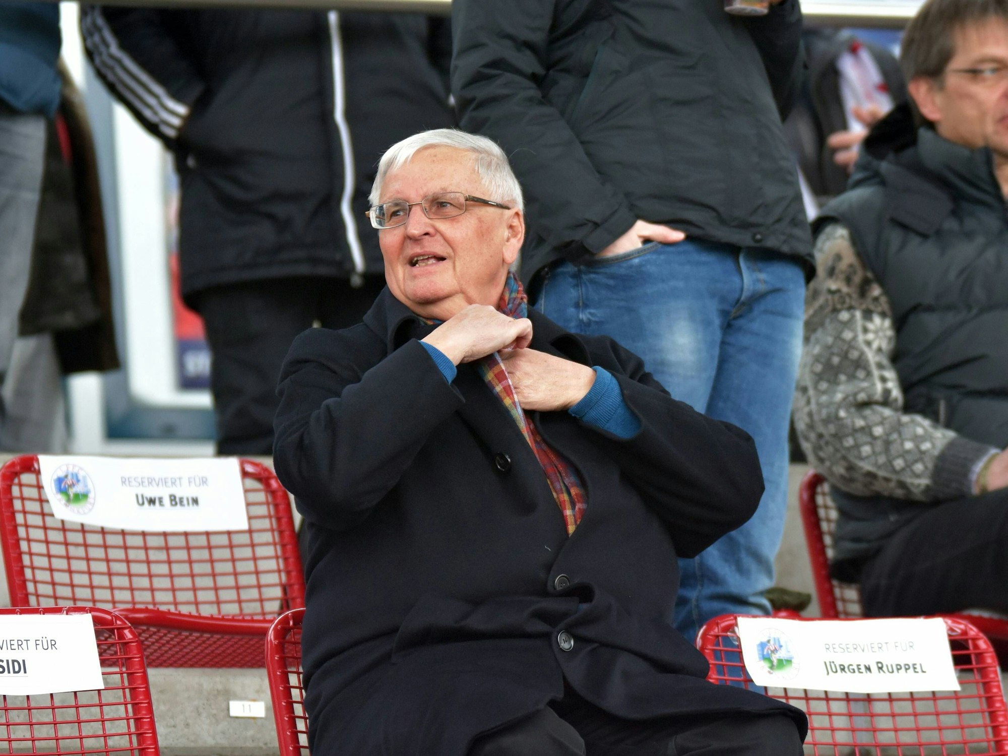 Theo Zwanziger sitzt auf der Tribüne eines Stadions.