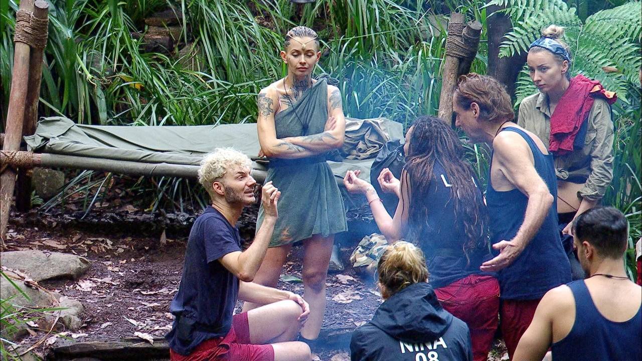 Lilly Becker und Jörg Dahlmann gehen verbal auf Sam Dylan.