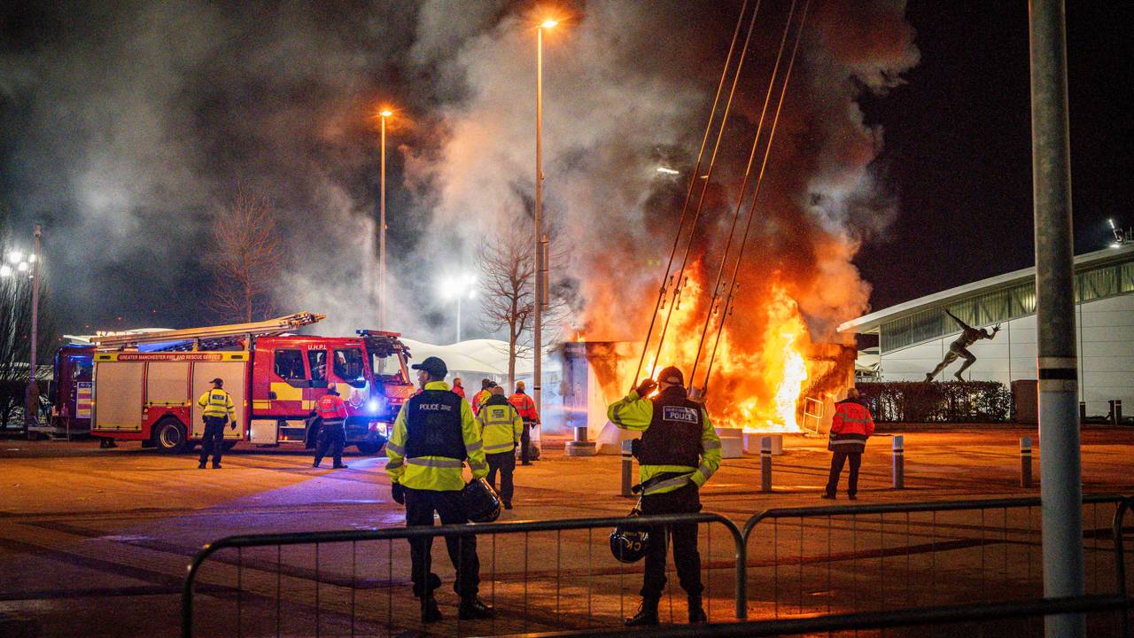 In unmittelbarer Nähe des Stadions von Manchester City gab es am Mittwochabend (29. Januar 2025) vor dem Champions-League-Spiel gegen den FC Brügge ein großes Feuer.