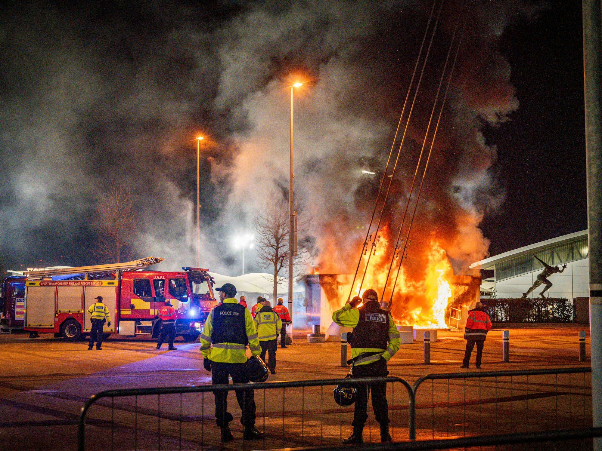 In unmittelbarer Nähe des Stadions von Manchester City gab es am Mittwochabend (29. Januar 2025) vor dem Champions-League-Spiel gegen den FC Brügge ein großes Feuer.
