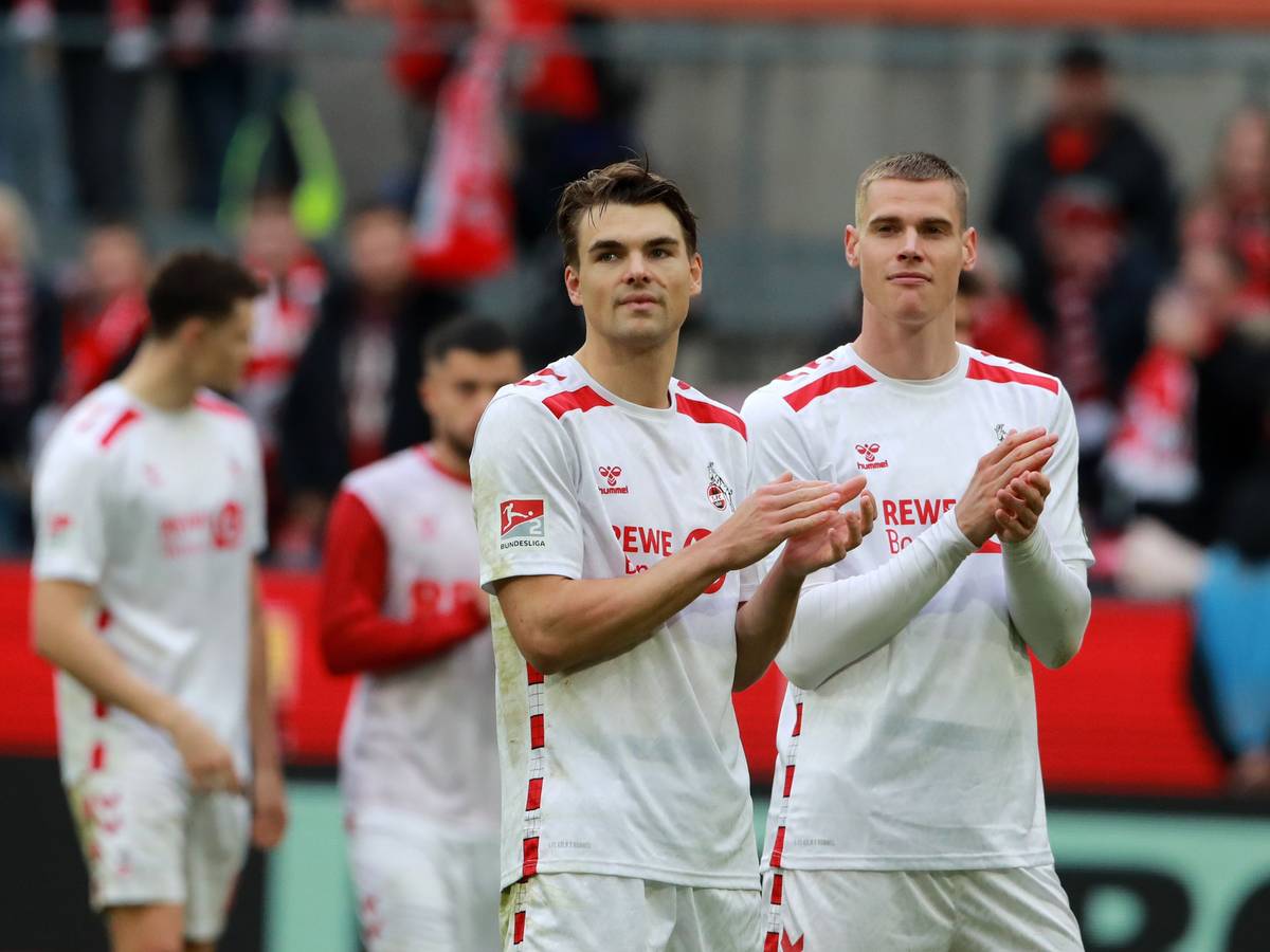 Joel Schmied und Steffen Tigges applaudieren den Fans.