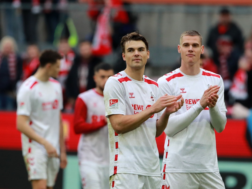 Joel Schmied und Steffen Tigges applaudieren den Fans.