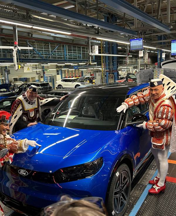 Dreigestirn schaut sich die Autoproduktion an.